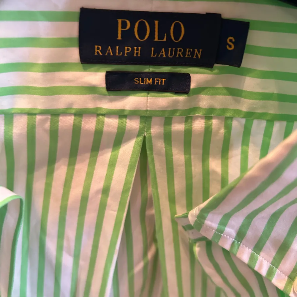Polo Ralph lauren skjorta i storlek S. I ett randigt vit och ljust grönt mönster. Mycket bra skick. Perfekt sommarskjorta. Nypris 1199kr. Skjortor.