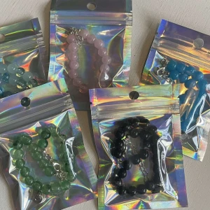 Egengjorda pärlarmband  - Egengjorda pärlarmband i färgerna blå, rosa, grön och svart. 