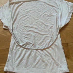 Topp - Trendig backless top aldrig använd (stryker innan jag postar)