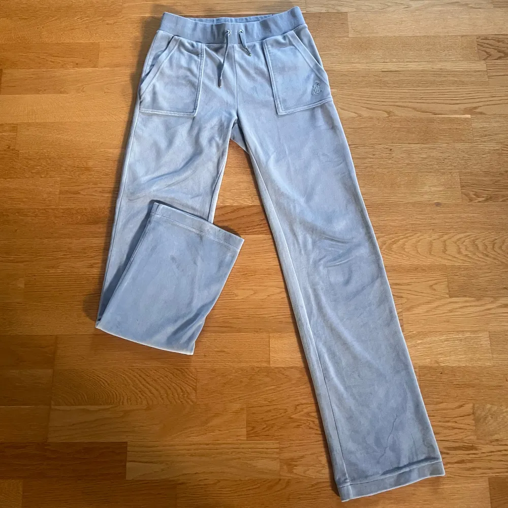 - Använt dom en gång - Nyskick  - Köpte dom för 1100kr 💞. Jeans & Byxor.