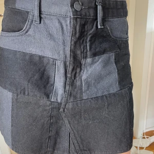 Jeans kjol - Så fin och unik jeans kjol från mango. Aldrig använd, lappen sitter kvar. Nypris: 349 kr. Passar både S och M