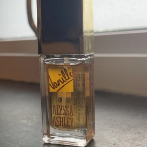 alyssa ashley vanilla parfym - vanilj parfym som doftar jätte gott!! nästan helt oanvänd!