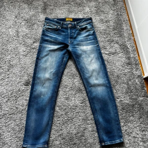 Jack & Jones Jeans - Jeans från Jack & Jones i färgen mörk blå. Modellen heter Comfort Mike. Storlek 28/30  Hör av er vid frågor eller fler bilder✅