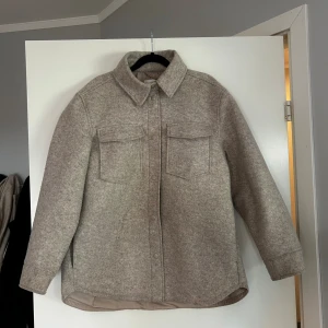 Vår/Höst jacka - Superfin vår/höst jacka från H&M i strl. S men overzise, skulle kunna passa M också🍁 Inte använd mycket, lite skitig på bild men har inga skavanker🤍