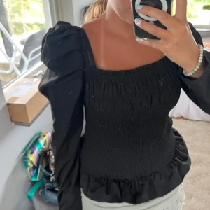 Topp - Snygg topp med puff ärmar 