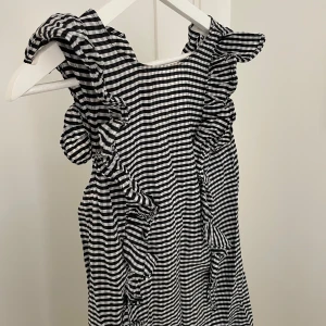 Hm klänning - Rutig klänning från hm med volanger