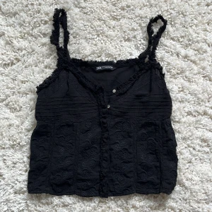 Zara topp -  Linne i storlek M Aldrig använd Nypris 299kr Pris kan diskuteras vid snabb affär!❤️