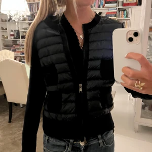 Moncler cardigan - Säljer min helt slutsålda moncler PADDED WOOL ZIP-UP CARDIGAN marinblå. Har fler bilder, har äkthetsbevis samt att den knappt är använd:)