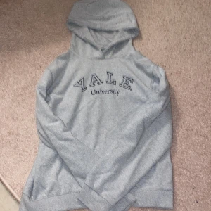 Yale university hoodie - Skick 7/10  Har ett litet hål men man tänker inte på det