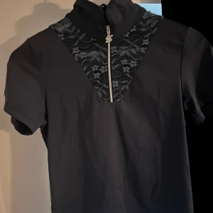 Zaczess Topp - Fin Zaczess Topp med T-shirtärm.  Använt ett par gånger men är i mycket fint skick.  Nypris: ca 600kr  Mitt pris: 350kr (kan ev sänkas vid snabb affär)  Fraktas helst inte