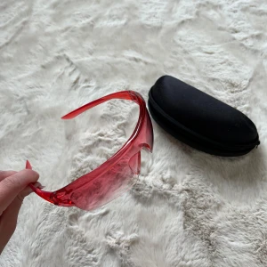 Nya solglasögon med fodral  - Rosa solglasögon nya 