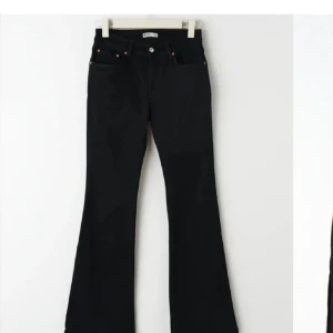 Svarta jeans - Lågmidjade svarta jeans från Gina tricot som inte kommer till användning längre för dom är för små för mig ! 