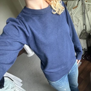 Stickad tröja - En jättesnygg blå finstickad tröja med en liten puffärm från saint tropez🤩💞💗 Passar mig jättebra som har storlek S😁🥰 Perfekt till sommaren men också vinter, höst och vår😍 Använd ganska mycket men inget som märks💓