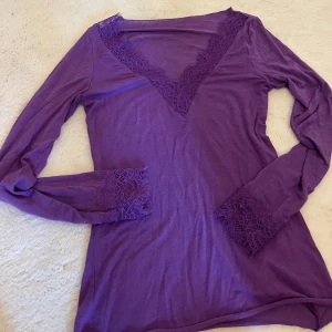 intimissimi tröja - såå söt och unik intimissimi tröja med spets som köptes i butik under våren! knappt använd så i bra skick!