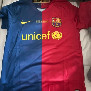 Messi -2008/2009 Barcelona - Har massor med fler fotbollströjor och storlekar. Bara att höra av er och skriva till mig vilken/vilka ni är intresserade av! Helt nytt skick :)