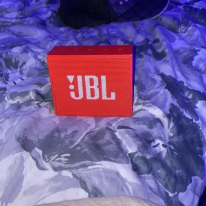 Jbl högtalare  - Jbl högtalare köpte för 2 månader sen därför de billiga priset 