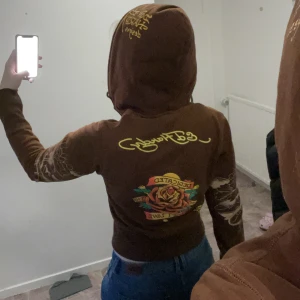 Hoddie  - Super snygg från ed hardy men inte riktigt min stil fläk där vid dragkedjan som syns på 3dje bilden annars är den i fint skick