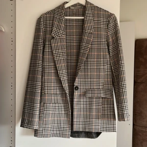 Kavaj - Säljer denna kavaj från asos! Nyskick. Lite tunnare i materialet så perfekt nu till våren 💐⭐️ strl 32 men passar flera storlekar beroende på hur man föredrar passformen 🪭