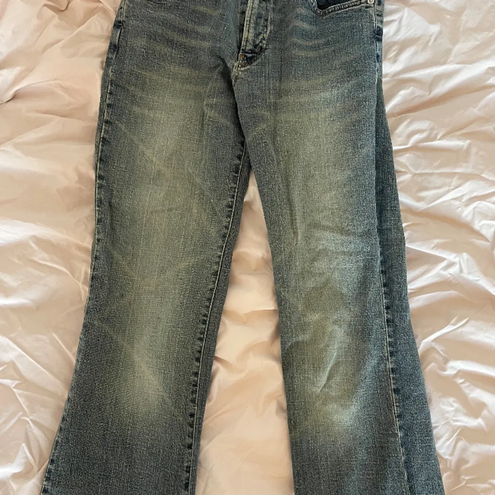 Säljer dessa midrise jeansen då de inte kommer till användning. Väldigt bra skick. Vet inte var de kommer ifrån eller storlek men passar mig som är ca 168 cm. Kan skriva exakta mått privat. 💕💕. Jeans & Byxor.
