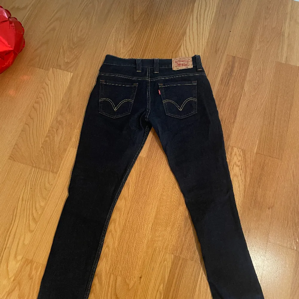 Säljer mina Lågmidjade Levis jeans. Jätte fin modell men använder tyvärr inte. Köpt för 1200kr och använda 2-3 gånger. Pris kan diskuteras . Jeans & Byxor.