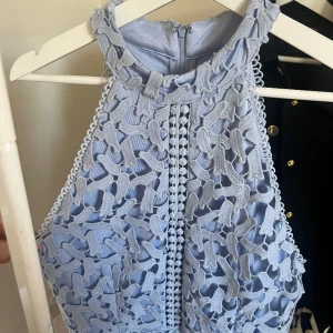 Perfekt sommar klänning från Nelly - En perfekt sommar klänning till sommarens alla aktiviteter! Storlek 38