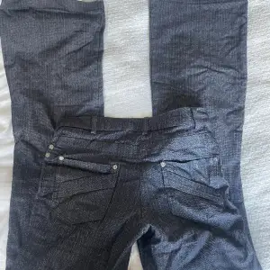 Supersnygga lågmidjade jeans i stretchigt material, skulle säga att de är strl 36/34 💘