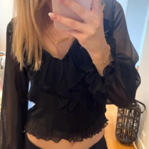Blus från zara - Jätte fin blus från zara som aldrig kommit till användning! Ganska stretchiga så den passar de som har xs/s möjligt vis M men då sitter den tajt. Skriv för fler bilder💞