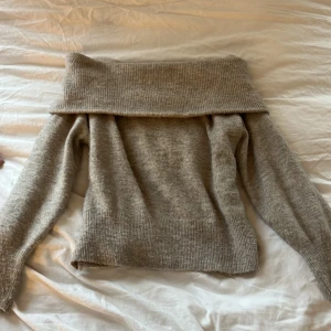 Off shoulder tröja  - Stickad off shoulder tröja, storlek xs passar också som S.