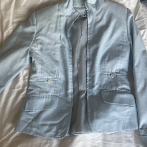 Blårandig kavaj - Supersnygg kavaj, dock lite krånglig dragkedja 💘