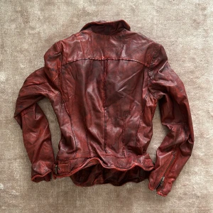 Vinröd skinnjacka  - Helt ny lyxig skinnjacka ifrån muubaa i finaste skinnkvalite. Mjuk, formbar i kanterna då det är insytt en ståltråd som formar sig. En designer jacka och färgen vårens trend! 💃