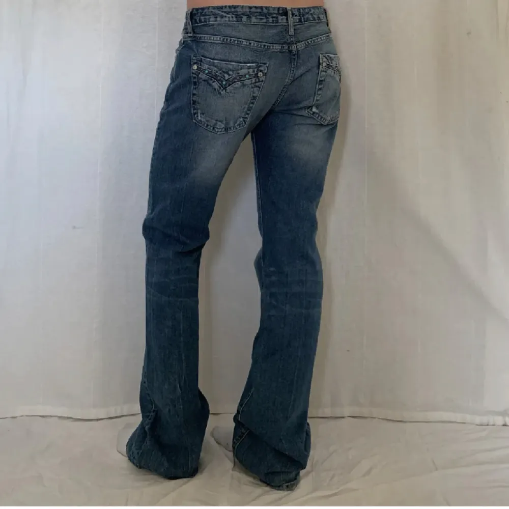 Säljer dessa supersnygga jeans från Replay, säljer då dom är för stora för mig🫶🏻🫶🏻TRYCK INTE PÅ ”KÖP NU”. Jeans & Byxor.