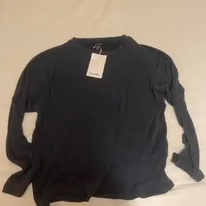 Det är en mörkblå långärmad tröja från MONKI. Den är helt ny med lappen kvar. Det är en super fin tröja helt i min stil men tyvärr för stor, det är storlek xs🥰 pris kan diskuteras! Kunden står för frakt 💗