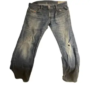 ett par tvär feta diesel jeans med slim fit. passar perfekt om du vill ha grischig stil. de har ett litet hål mellan benen vilket är enkelt att fixa samt ett litet hål vid knät. kom priv om du har frågor