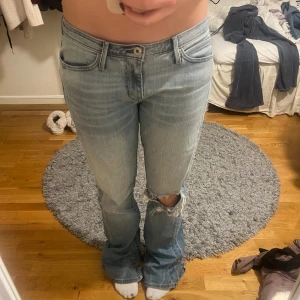 Levis jeans - Säljer nu mina favorit Levis jeans då jag behöver pengar, de är så himla snygga och passar till allt! Jag har gått på de lite därav defekter längst ner på båda benen som du kan se på bild 3. Långa på mig som e 167, strl w30 men uppskattas som M🥰