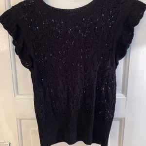 hålstickad topp - topp