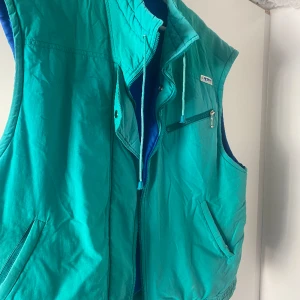 Vintage väst  - Vintage väst i bra skick från J keeno. Inte överdrivet  oversized.  