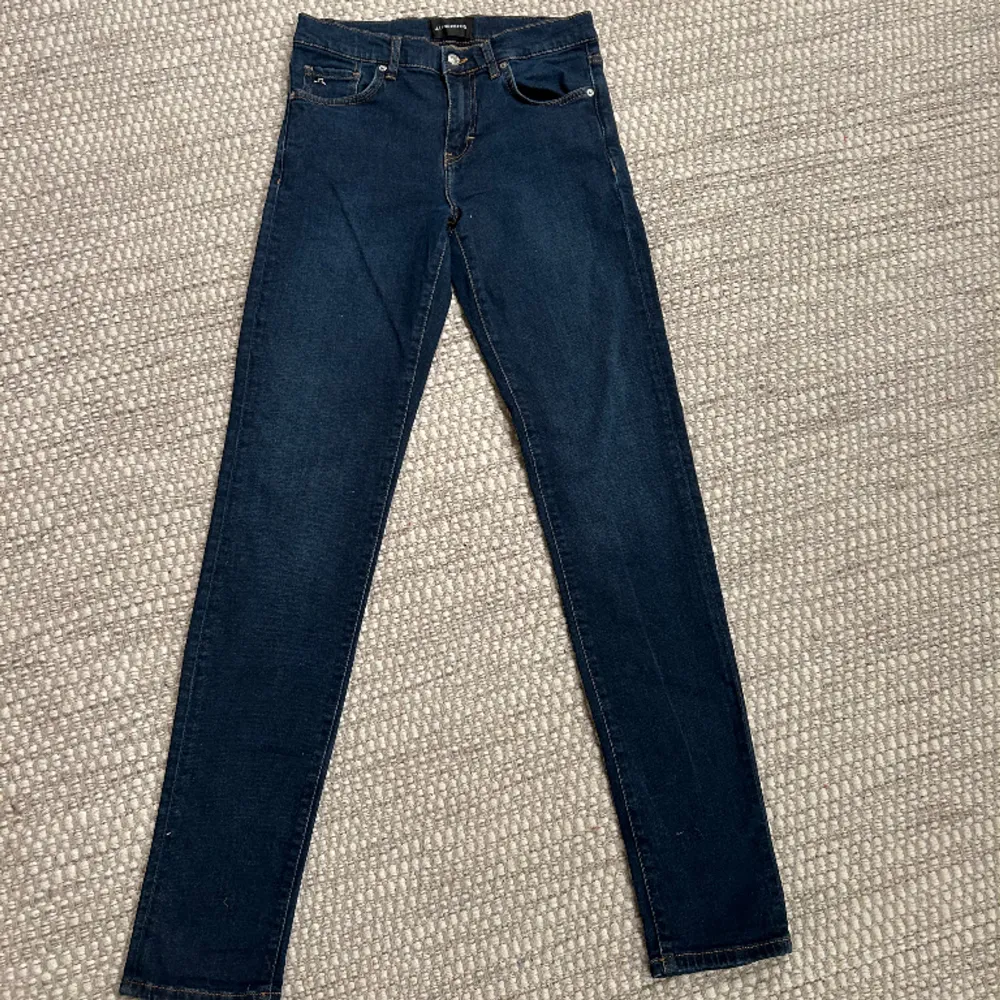 Mörklblåa J Lindeberg jeans i väldigt bra skick, sparsamt använda. Modellen är mid Rise slim fit i storlek W30L34.   100kr. Jeans & Byxor.