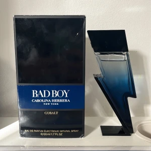 Bad Boy Cobalt - Säljer nu denna härliga och fruktiga parfym. Carolina Herrera Bad Boy Cobalt EdP. Ca 47ml kvar. Har en spricka i locket men sprayen funkar som vanligt. Kom gärna med prisförslag. Skulle kunna tänka mig att sälja den för runt 450kr.