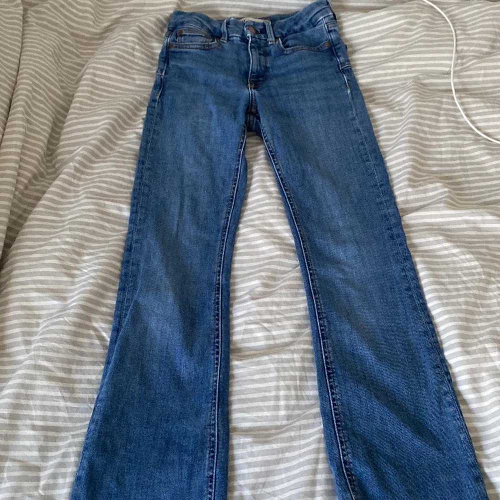 Säljer dessa superfina bootcut jeansen från zara, dom är använda men ändå i bra skick! De är lite små på mig så därför säljer jag!💕💕. Jeans & Byxor.
