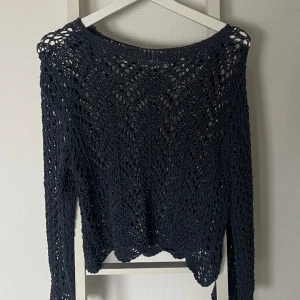 Virkad/ stickad Tröja - Jag säljer denna sjukt coola tröjan från Zara! Använt en gång då den inte passa just mig så bra! Men är super snygg! Kontakta mig vid fler bilder!