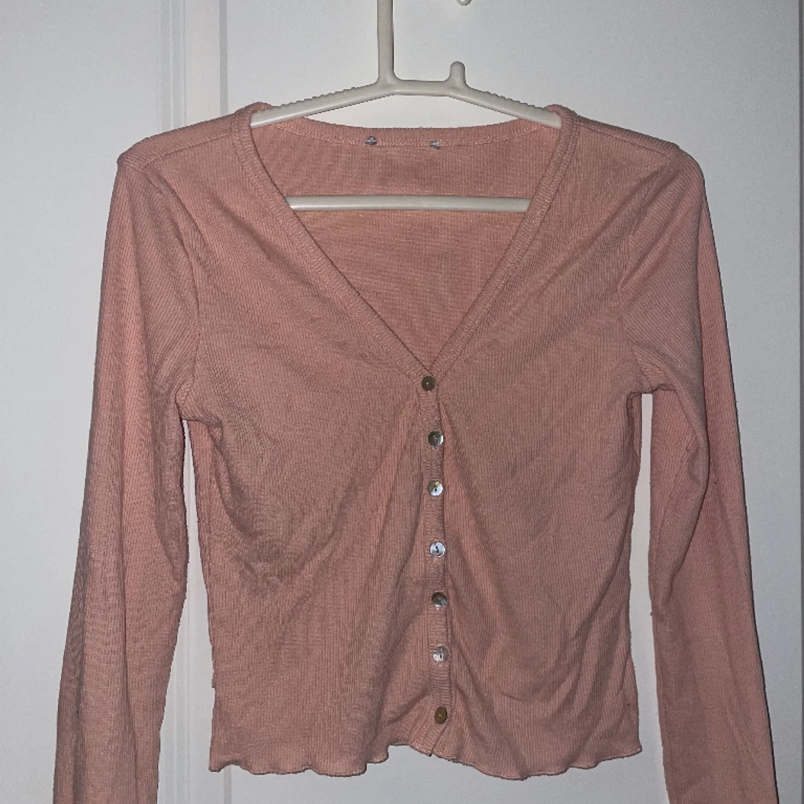 Tröja med knappar fram 