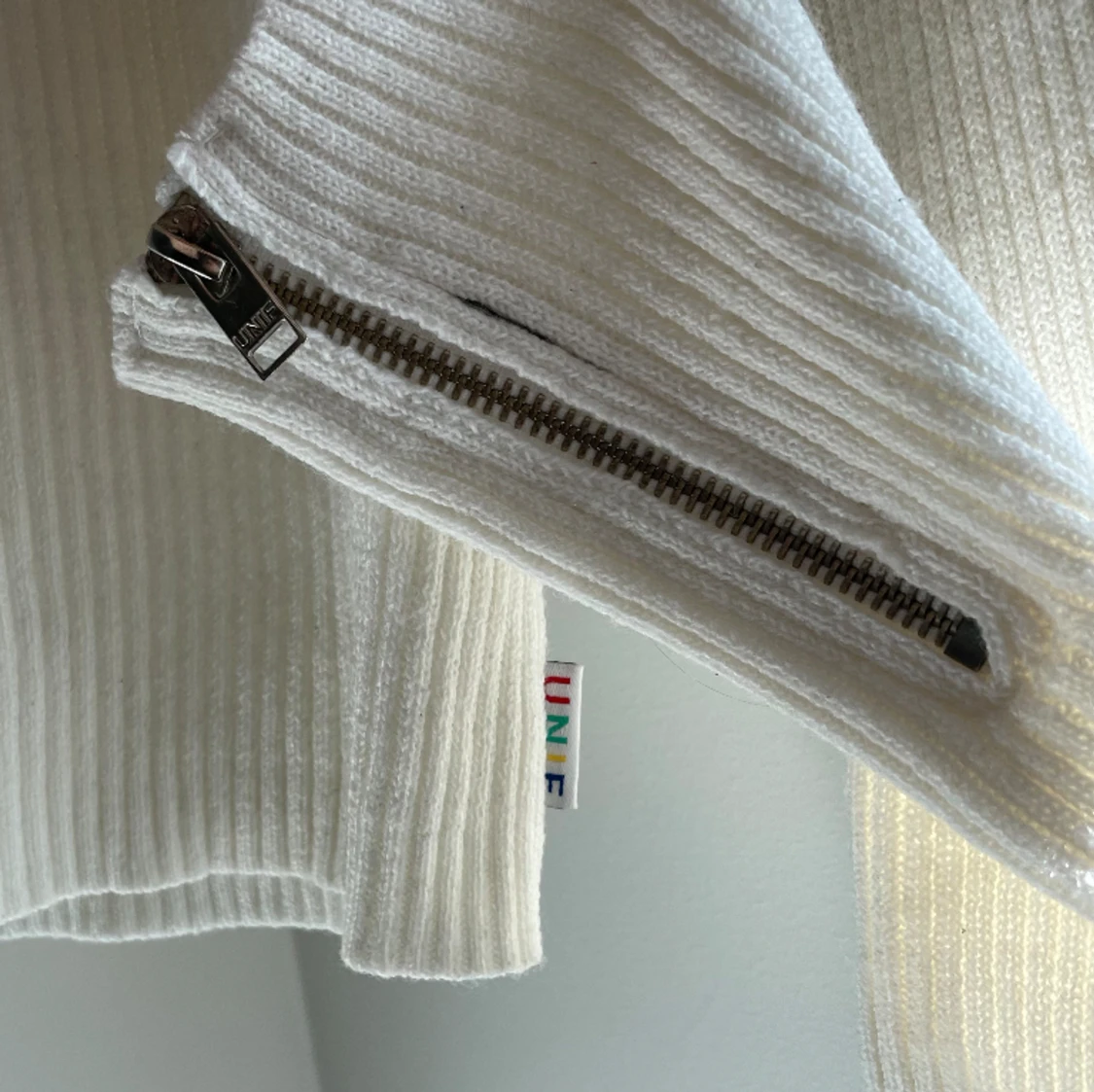 Långärmad crop top från Unif  - 90