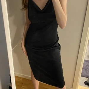 Satinklänning - Använd en gång