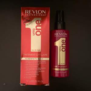 Säljer denna oanvända 150ml flaska Revlon Uniq one 🖤Funkar som värmeskydd och som hårbehandling. Nypris ca 150kr.