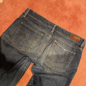 Levis vintage lågmidjade - modellen är straight men de kan ses som aningen bootcut! vintage, finns inte att köpa. inga bilder på då de är för stora tyvärr💗 midjemått: 38cm+stretch innerbenslängd: 77cm. full längd: 99cm