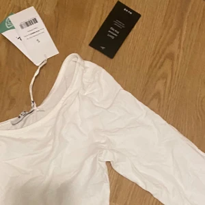 Fest top - Vit fest top med en ärm. Helt ny med prislapp kvar. Från nakd. Storlek S🩵