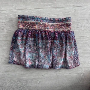 Mönstrad kjol - Säljer denna jättesöta mönstrade kjolen från berskha eftersom den är för liten för mig. Dessvärre har dragkedjan gått sönder lite, men det går nog att laga. Pris kan såklart diskuteras😇