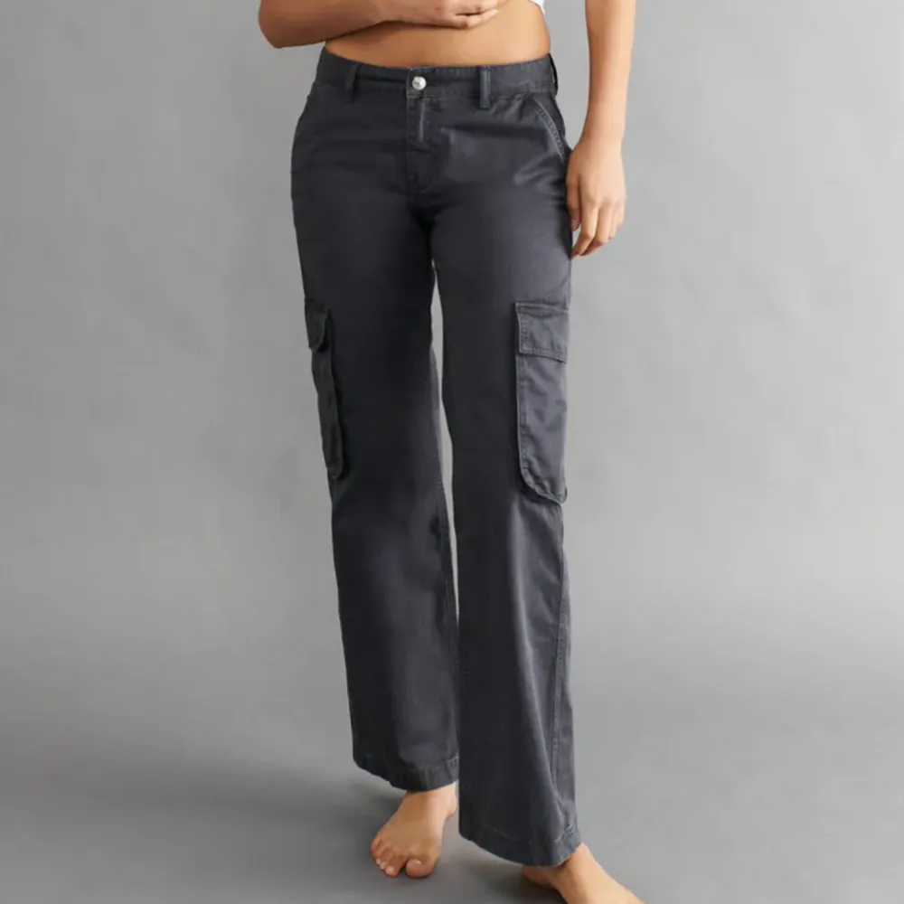 Mörk gråa cargo byxor från gina tricot, bra skick! 🩶. Jeans & Byxor.