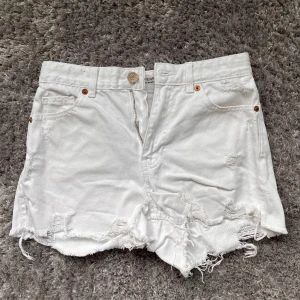 Jeans shorts - Vita jeans shorts från New yorker i storlek XS🤍