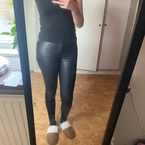 Skinnbyxor  - Jätte finna thigta skinnbyxor från lager 157 alldrig använda bara testade för dom kom alldrig till användning. 